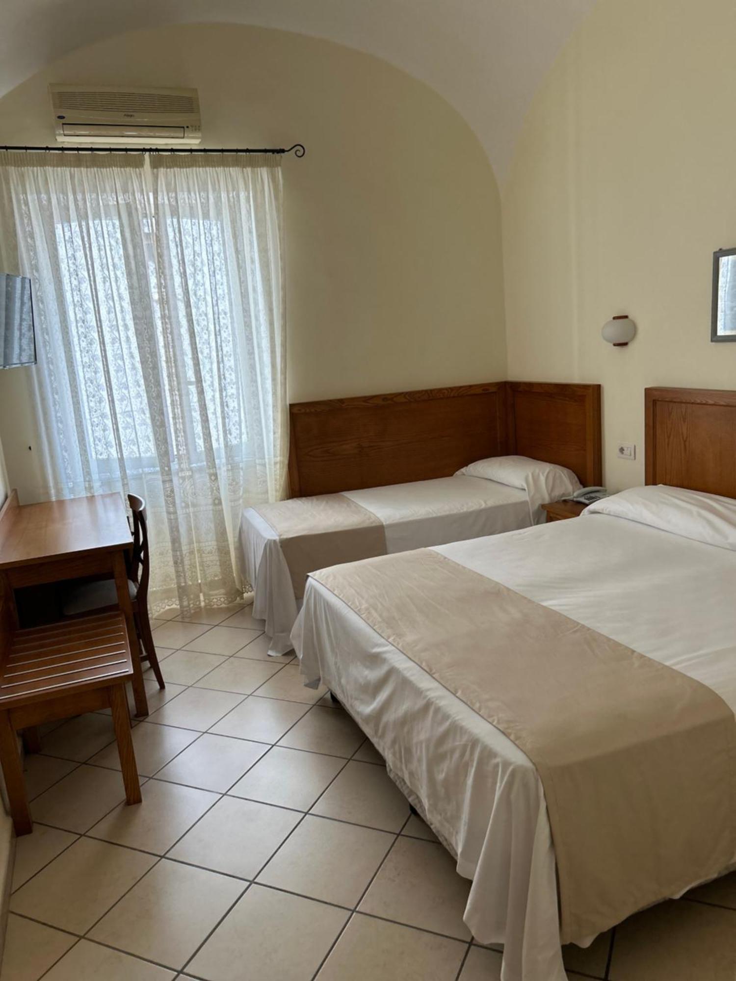 Hotel Da Raffaele Ísquia Quarto foto